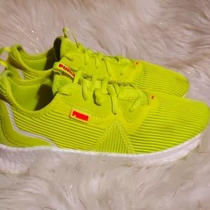 Womens Sneakers. Sz 8 GC